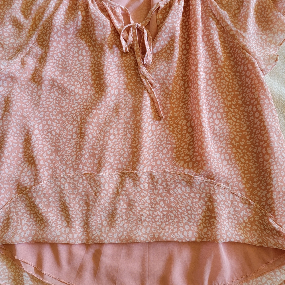 Elegant Pink Patterned Blouse with Tie-Neck - Picture 3 of 5